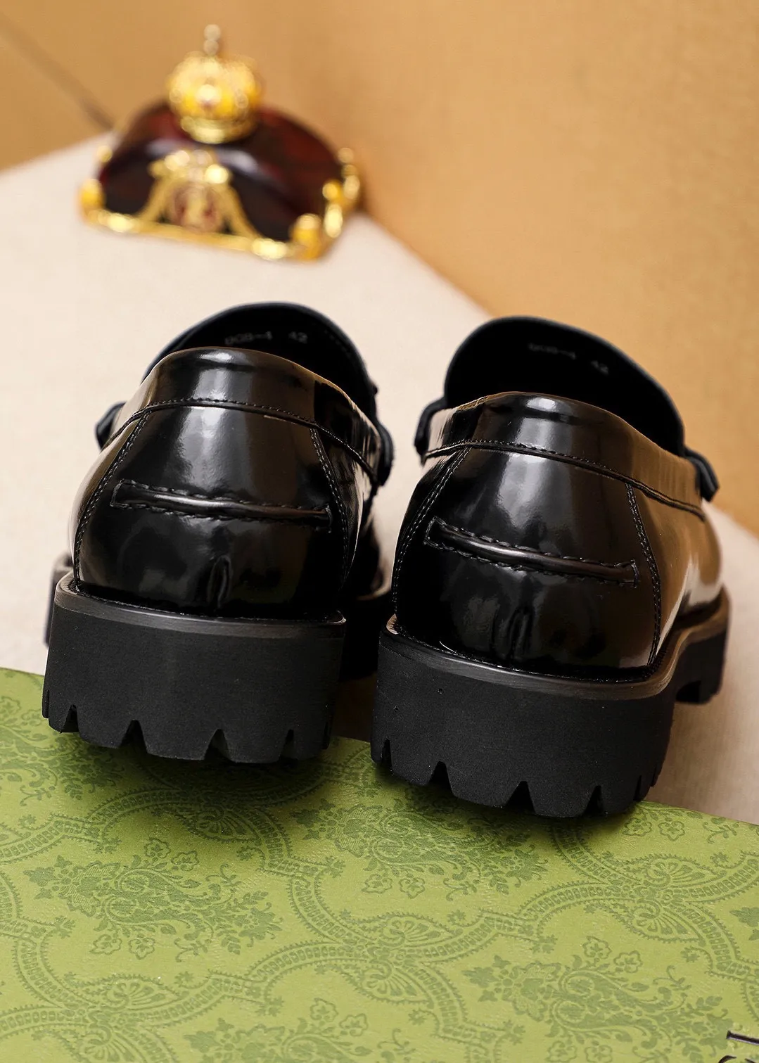 Men's shoes 💰460 💐 Product trademark: GUCCI "Gucci" casual leather shoes Regular size: 39-44 (38.45🉑️customized) Product materials: Selected imported first-layer open-edge beaded cowhide upper + luxury hardware buckle, imported water-dyed cowhide leather lining. Strong three-dimensional visual effect, foam outsole Color: 2⃣️colors available